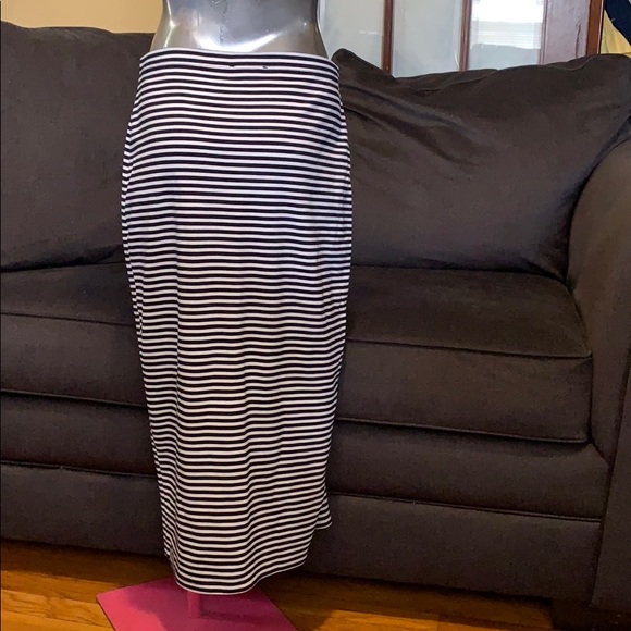 Max studio navy and white pencil skirt. - Picture 3 of 6